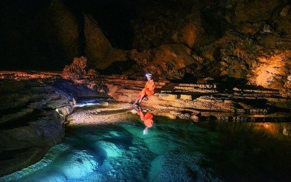 建成控股盘中异动 早盘急速下挫5.41%报0.035港元