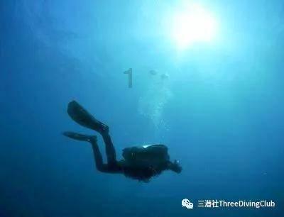 雨从天上倾倒下来。是什么修辞手法游戏画面
