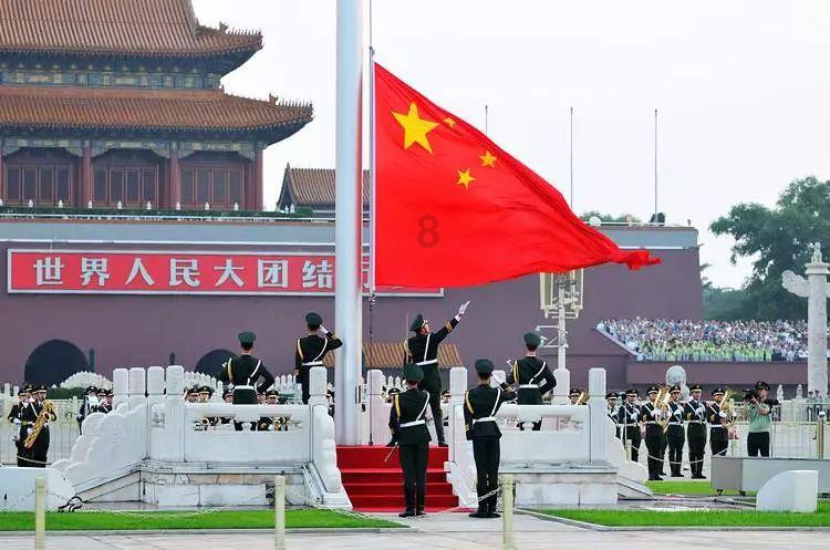 渔夫救下伍子胥一命，赠渔夫一把宝剑，渔夫收下后当即自刎