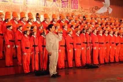 我不是故意的!布莱德索滑倒冲撞张峻豪倒地受伤