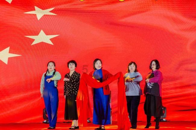 可爱的女生解救