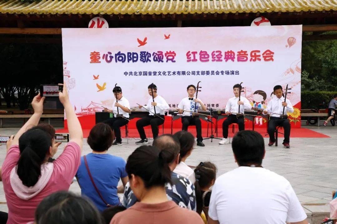 哈尔滨一男子自制迷你冰雕免费送出:平均一天送200个,本地人也可以拿