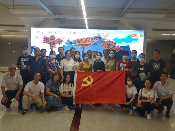 新疆一牧民捡到两只“猫崽”，越喂越不对劲，专家看后发现端倪