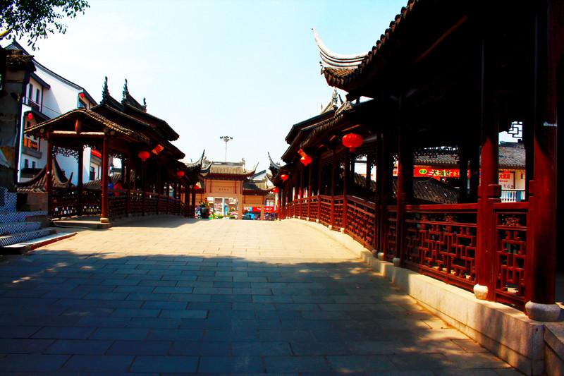 2006年湖南一女婴被抛弃，随后被世界首富收养，未来将继承3000亿