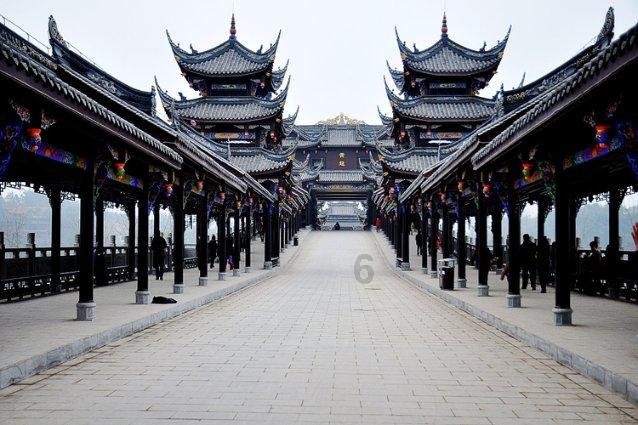 15年前，在春晚跳《千手观音》的舞者邰丽华，现状如何？