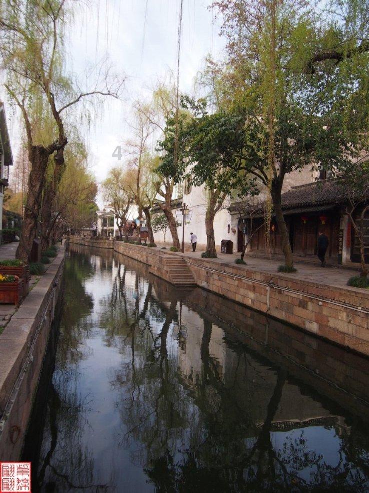 养鸡人乘坐山地车喂鸡，省时又省力