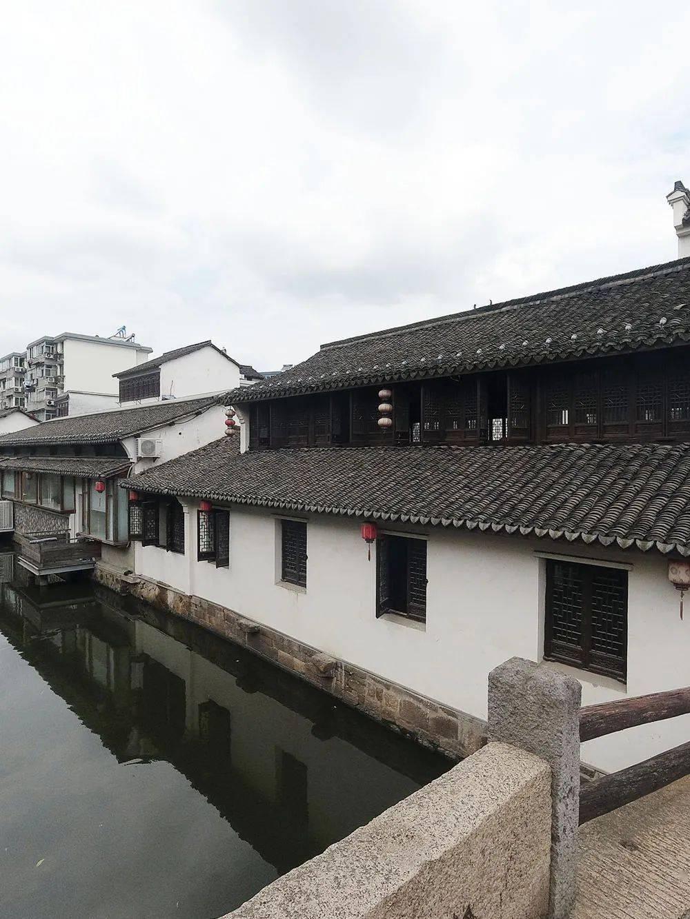 何云伟人生赢家,高调晒荣誉证书,获优秀员工奖,成听云轩座上宾