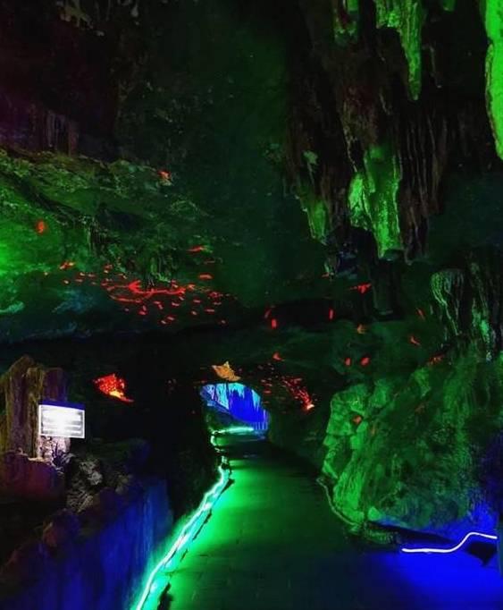 娱乐圈女星形象风波:吴昕“柳叶腰”与欧阳娜娜猫咪纹引发热议